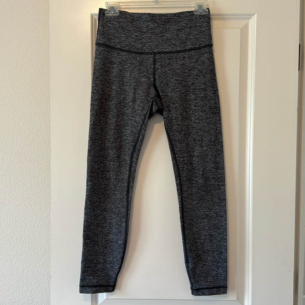 Lululemon stretch pants 25” L. Sz 8 EUC. No pilling. Heather gray.